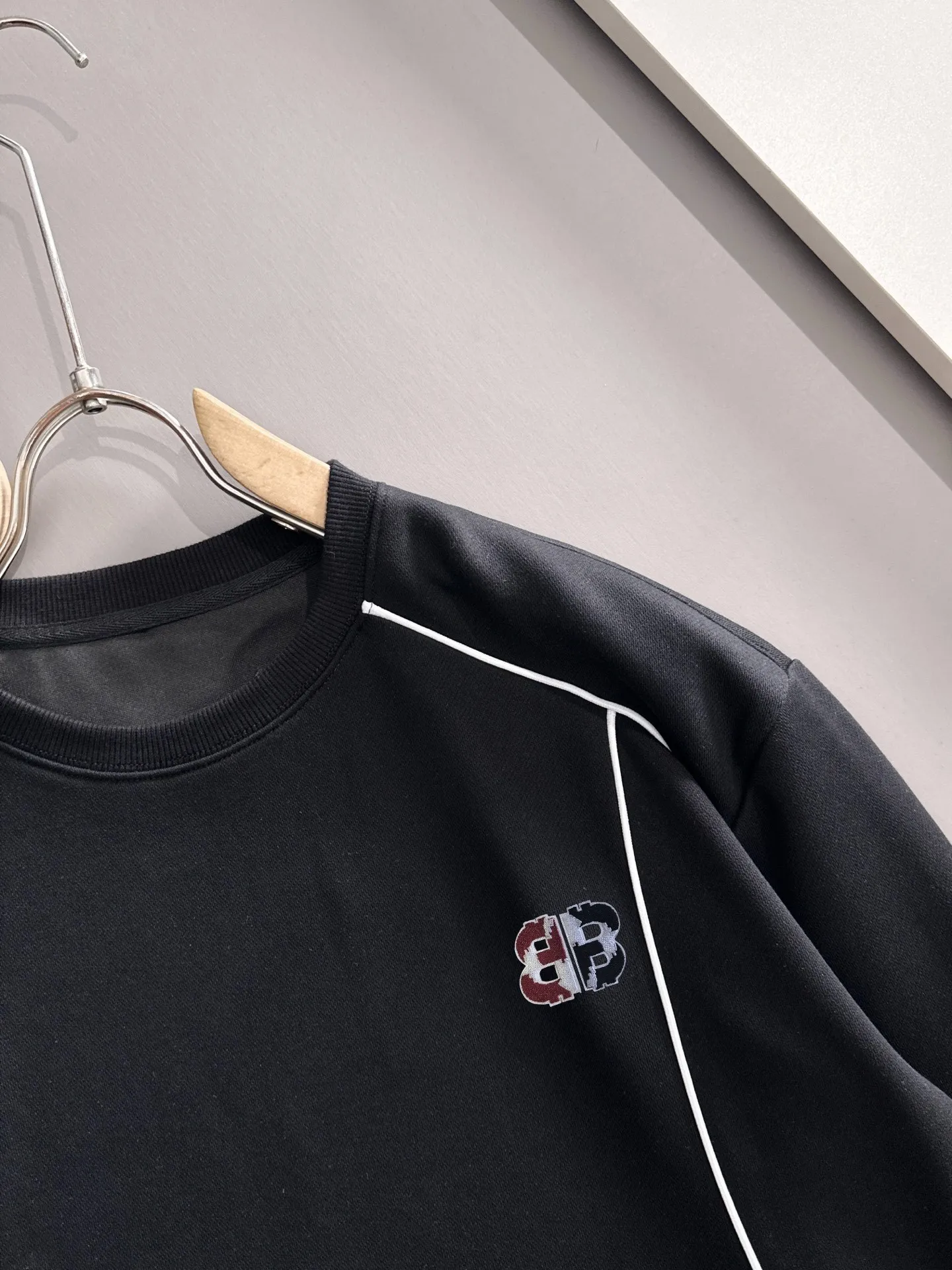 Exclusively released in Paris for the 2026 autumn and winter New Arrival hooded sweatshirt long-sleeved men and women. Same Style. Many stars have the same style. Craftsmanship that cannot be copied by ordinary small workshops. We are not afraid of any challenges in terms of materials, detail restoration and craftsmanship, just to provide you with wonderful products. Compare the top Original versions at will. No expense is spared just to make it better. Unique imported fabric feel. Purely imported German machine production. Precision operation. Thousands of needles density. A full set of New Arrival accessories with three standards can be customized simultaneously. Versatile upper body is fashionable, a perfect choice for autumn and winter, and a must-have item. Sizes table: m-4XL (please state your height and weight when placing an order)